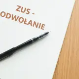 Notatka z napisem "ZUS - ODWOŁANIE" i długopisem. Dowiedz się, jak napisać odwołanie od decyzji ZUS.