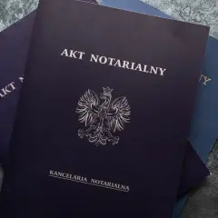 Akt notarialny, symbol orła i pieczęć kancelarii. Dokumenty niezbędne do kupna i sprzedaży nieruchomości na własny rachunek.