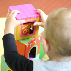 Dziecko bawi się kolorowymi klockami. Zastanawiasz się, do kiedy można liczyć na dofinansowanie do żłobka?