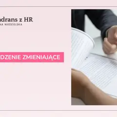 Wypowiedzenie zmieniające warunki pracy i związane z nim odprawa. Dwie osoby analizują dokumenty.