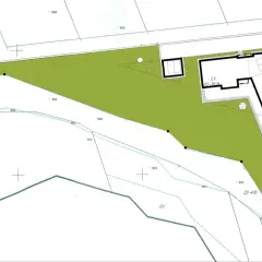 Plan sytuacyjny działki z zaznaczonym budynkiem i granicami. Widoczne są linie poziomic i punkty pomiarowe.