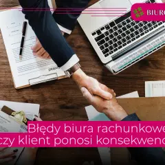 Dwaj mężczyźni ściskają sobie dłonie nad dokumentami, symbolizując udane **prowadzenie biura rachunkowego**. Laptop i wykresy sugerują pracę z danymi.