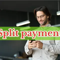Uśmiechnięty mężczyzna z okularami korzysta z telefonu, na ekranie widnieje napis "Split payment".