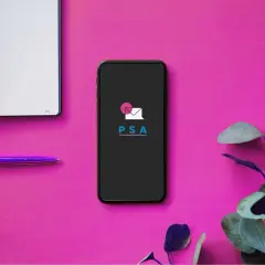 Telefon z logo PSA, notatnik i fioletowy długopis. Idealne narzędzia do założenia prostej spółki akcyjnej.