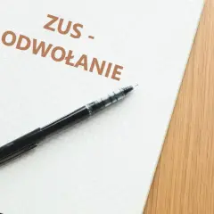 Notatka z napisem "ZUS - ODWOŁANIE" i długopisem. Dowiedz się, jak napisać odwołanie od decyzji ZUS.
