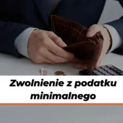 Mężczyzna w garniturze pokazuje pusty portfel. Obok leży kalkulator i banknot. Tekst: Zwolnienie z podatku minimalnego.