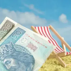 Pieniądze na plaży, leżak i błękitne niebo. To może być Twoje świadczenie urlopowe 2026!
