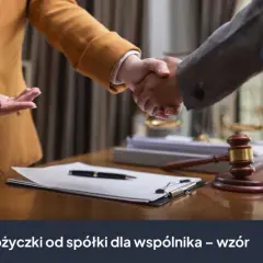 Dwie osoby ściskają sobie dłonie nad dokumentami, symbolizując umowę pożyczki od spółki dla wspólnika.