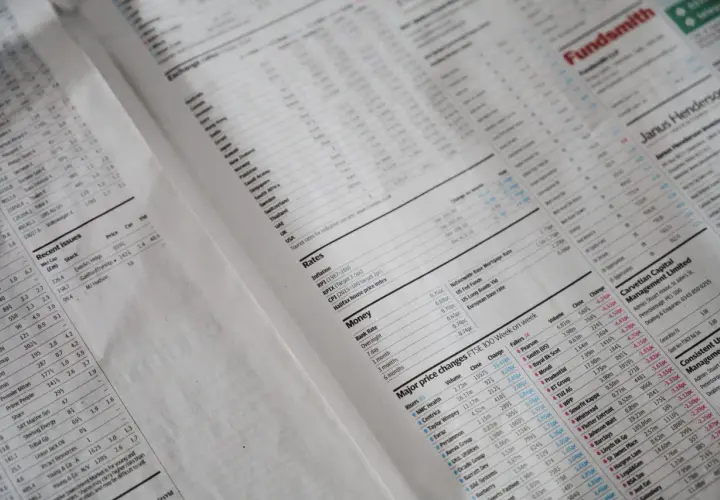Gazeta finansowa z wykresami i tabelami, zawierająca m.in. ceny akcji i kursy walut. Widać nagłówki takie jak "Rates", "Money", "Major price changes FTSE 100 Week on week", a także przykłady cen transferowych.