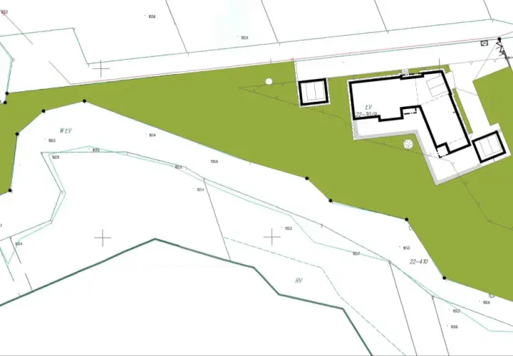 Plan sytuacyjny działki z zaznaczonym budynkiem i granicami. Widoczne są linie poziomic i punkty pomiarowe.