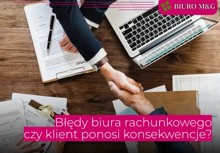 Dwaj mężczyźni ściskają sobie dłonie nad dokumentami, symbolizując udane **prowadzenie biura rachunkowego**. Laptop i wykresy sugerują pracę z danymi.