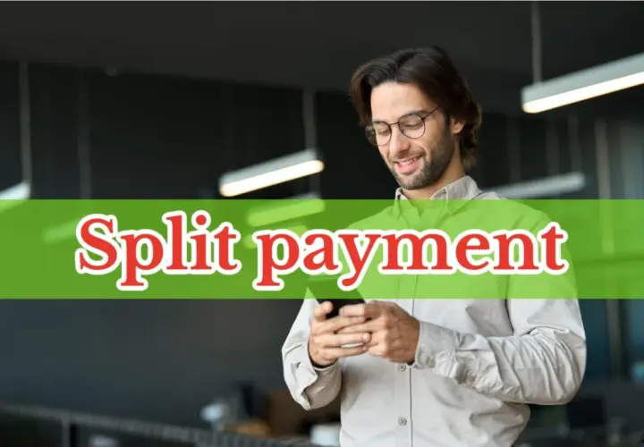 Uśmiechnięty mężczyzna z okularami korzysta z telefonu, na ekranie widnieje napis "Split payment".