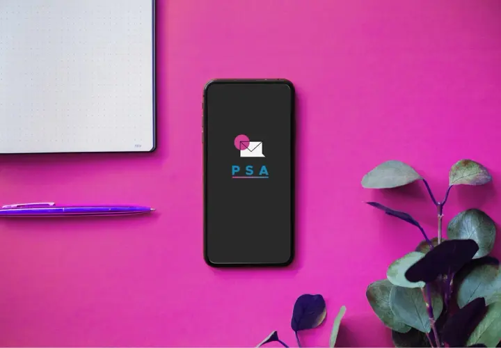 Telefon z logo PSA, notatnik i fioletowy długopis. Idealne narzędzia do założenia prostej spółki akcyjnej.