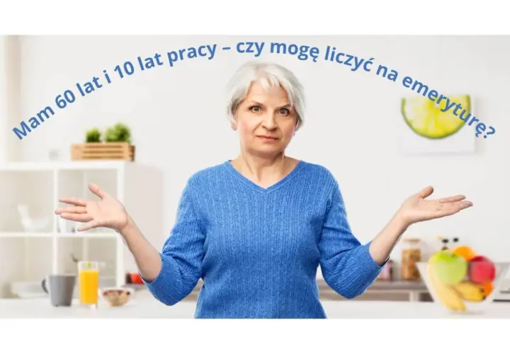 Mam 60 lat i 10 lat pracy – czy mogę liczyć na emeryturę? Kobieta z uniesionymi ramionami w kuchni.