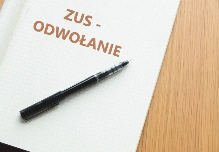 Notatka z napisem "ZUS - ODWOŁANIE" i długopisem. Dowiedz się, jak napisać odwołanie od decyzji ZUS.