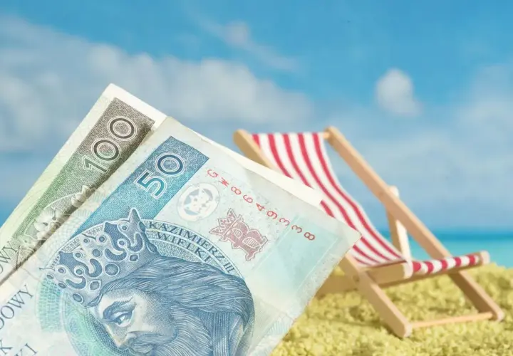 Pieniądze na plaży, leżak i błękitne niebo. To może być Twoje świadczenie urlopowe 2026!