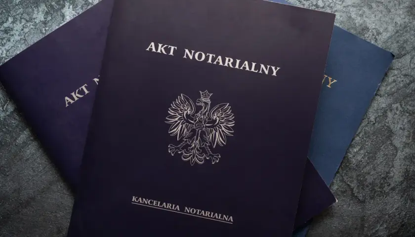 Akt notarialny, symbol orła i pieczęć kancelarii. Dokumenty niezbędne do kupna i sprzedaży nieruchomości na własny rachunek.