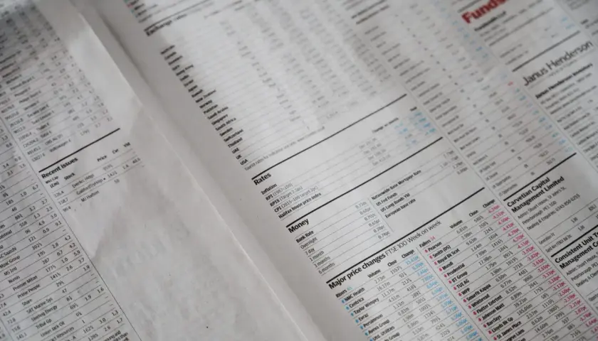 Gazeta finansowa z wykresami i tabelami, zawierająca m.in. ceny akcji i kursy walut. Widać nagłówki takie jak "Rates", "Money", "Major price changes FTSE 100 Week on week", a także przykłady cen transferowych.