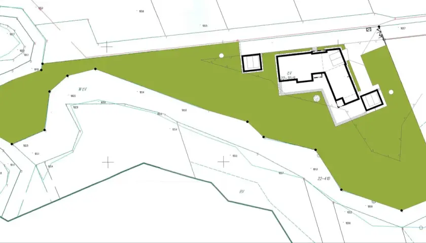 Plan sytuacyjny działki z zaznaczonym budynkiem i granicami. Widoczne są linie poziomic i punkty pomiarowe.