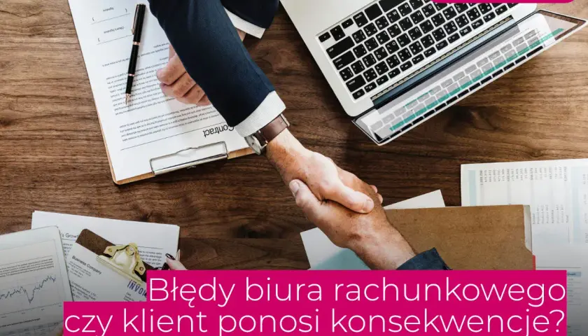 Dwaj mężczyźni ściskają sobie dłonie nad dokumentami, symbolizując udane **prowadzenie biura rachunkowego**. Laptop i wykresy sugerują pracę z danymi.