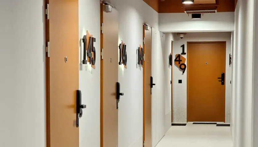 Korytarz z drzwiami o numerach 145, 146, 149. Idealne miejsce na lokal niemieszkalny a wynajem krótkoterminowy.