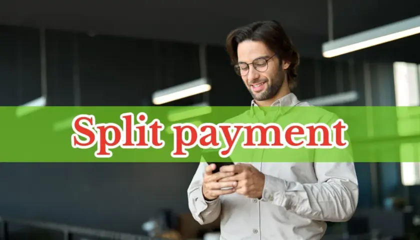 Uśmiechnięty mężczyzna z okularami korzysta z telefonu, na ekranie widnieje napis "Split payment".