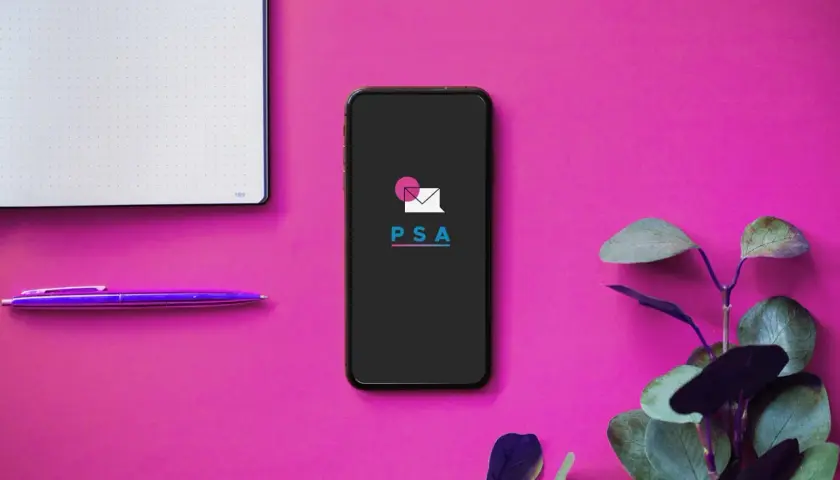 Telefon z logo PSA, notatnik i fioletowy długopis. Idealne narzędzia do założenia prostej spółki akcyjnej.