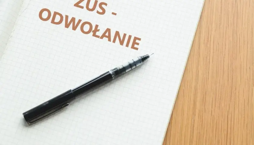 Notatka z napisem "ZUS - ODWOŁANIE" i długopisem. Dowiedz się, jak napisać odwołanie od decyzji ZUS.