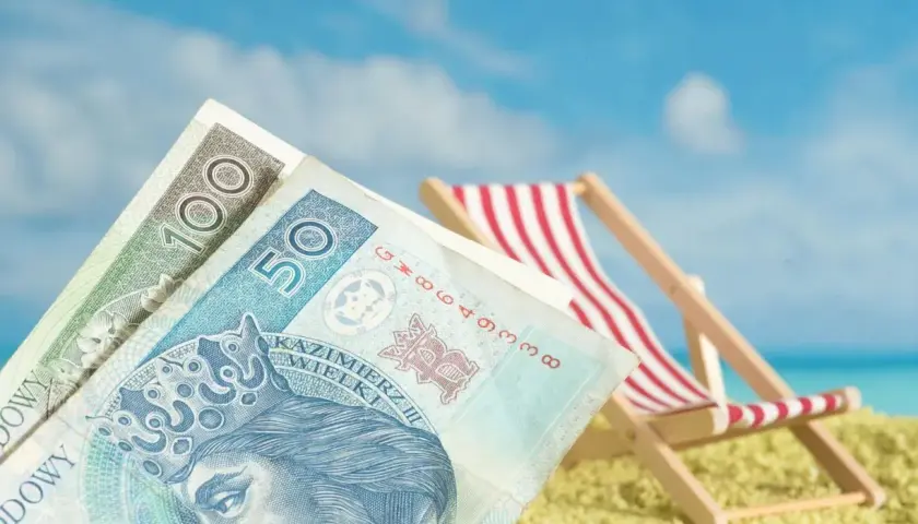 Pieniądze na plaży, leżak i błękitne niebo. To może być Twoje świadczenie urlopowe 2026!