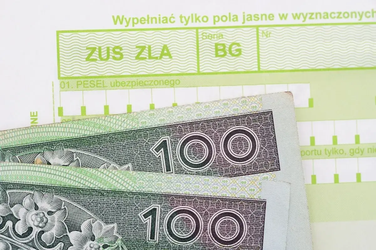 ZUS ZLA, PESEL ubezpieczonego i banknoty 100 zł. Może to być związane z kodem c na L4.
