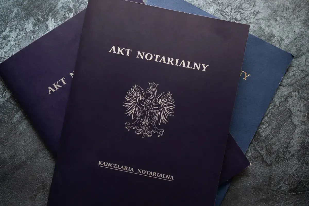 Akt notarialny, symbol orła i pieczęć kancelarii. Dokumenty niezbędne do kupna i sprzedaży nieruchomości na własny rachunek.