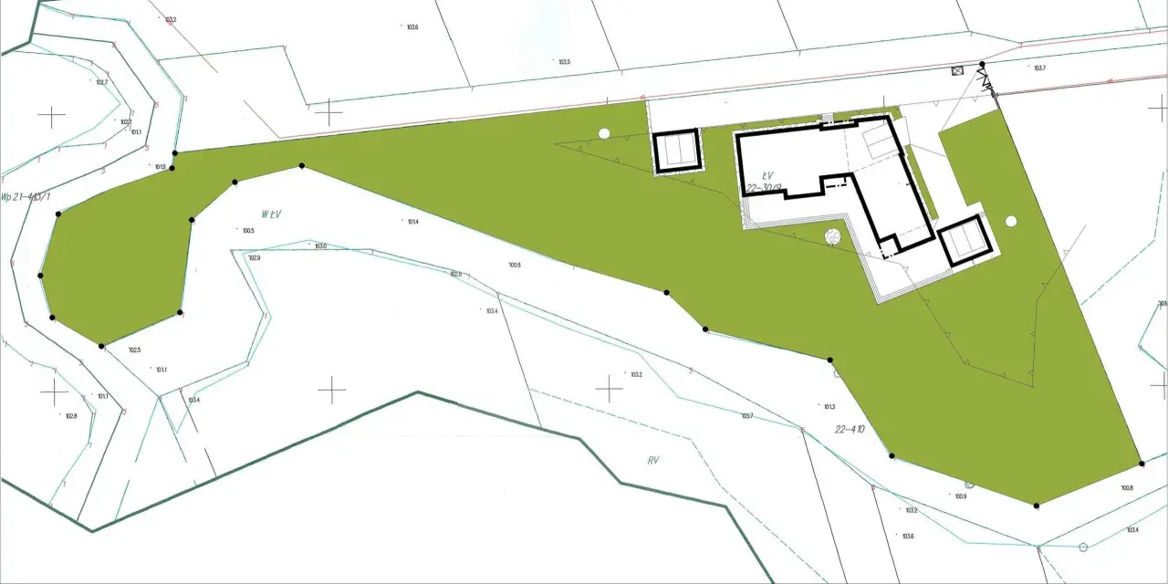 Plan sytuacyjny działki z zaznaczonym budynkiem i granicami. Widoczne są linie poziomic i punkty pomiarowe.