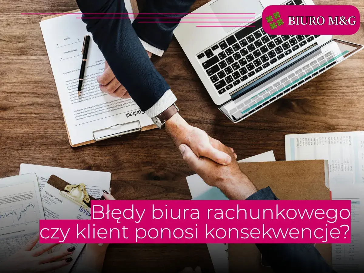 Dwaj mężczyźni ściskają sobie dłonie nad dokumentami, symbolizując udane **prowadzenie biura rachunkowego**. Laptop i wykresy sugerują pracę z danymi.