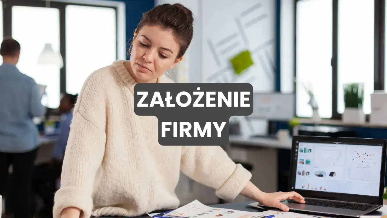 Kobieta pracuje nad dokumentami, przygotowując się do założenia firmy. Na ekranie laptopa widoczne są wykresy.