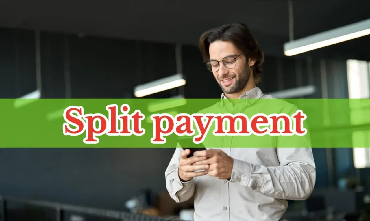 Uśmiechnięty mężczyzna z okularami korzysta z telefonu, na ekranie widnieje napis "Split payment".