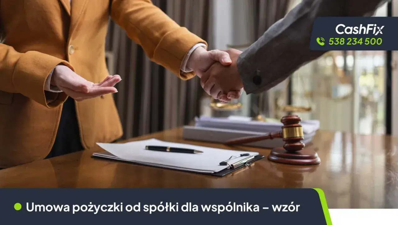 Dwie osoby ściskają sobie dłonie nad dokumentami, symbolizując umowę pożyczki od spółki dla wspólnika.