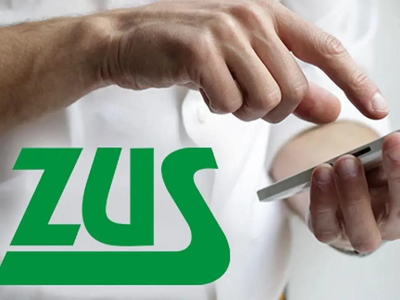 Dłonie korzystają ze smartfona na tle logo ZUS. Temat: umowa zlecenie a ciąża.