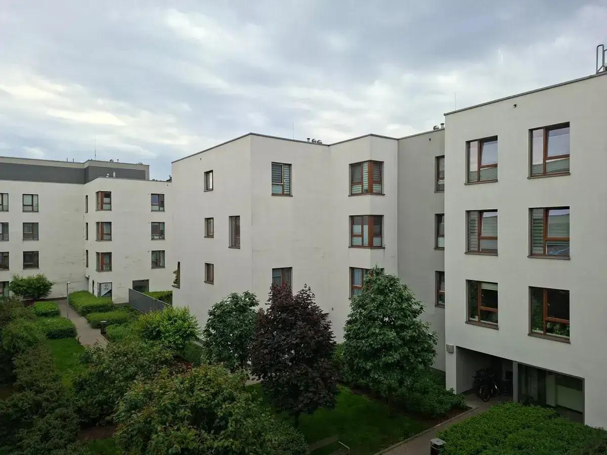 Nowoczesne bloki mieszkalne z zielonym dziedzińcem. Rozważasz najem prywatny a podatek od nieruchomości?